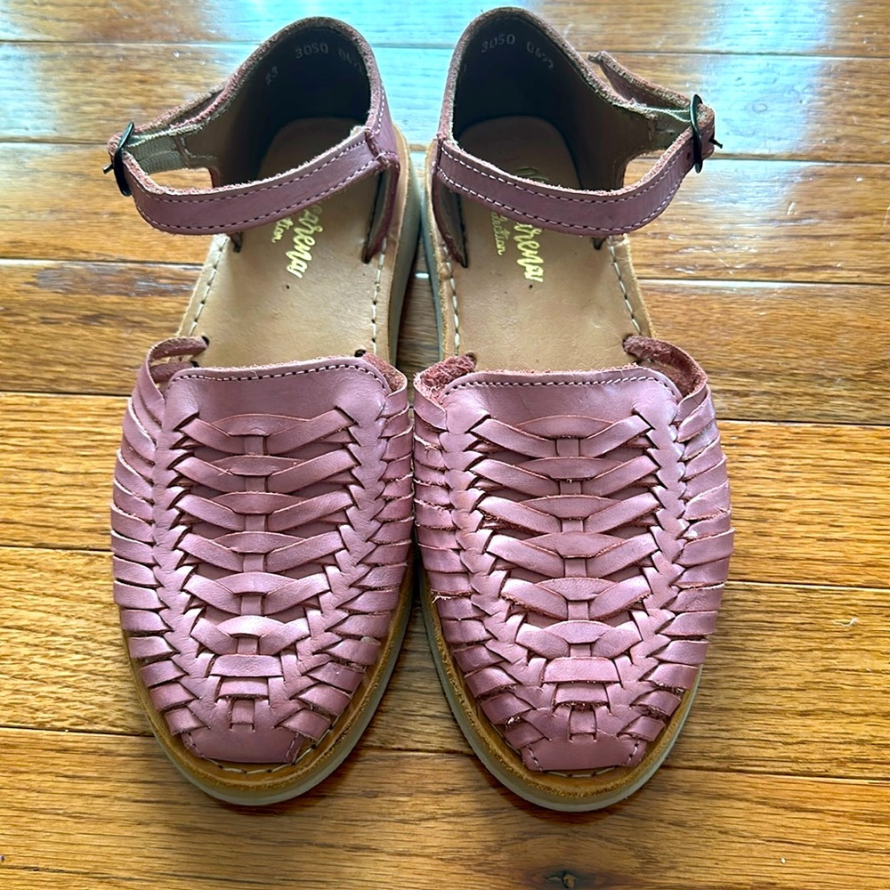 Huaraches salmon color size 23 which is a 6